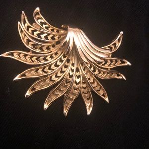 Gold feathered filigree brooch